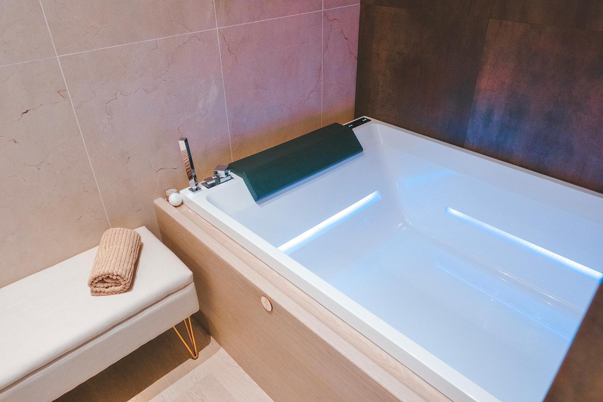 18Zero2 Luxury Rooms Бари Екстериор снимка